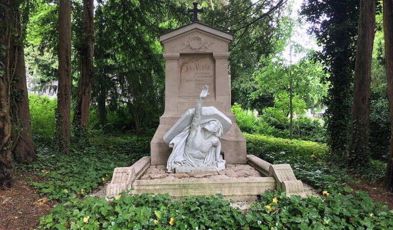 La sorprendente tumba de Julio Verne: un homenaje que parece desafiar la muerte